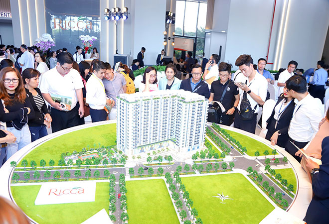 Khách tham quan căn hộ mẫu Ricca